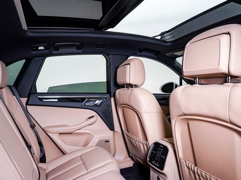 Certified 2025 Porsche Macan image 16