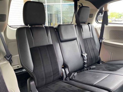 Used 2017 Dodge Grand Caravan SXT w/ Rear Park Assist Package FWD image 29