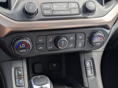 Used 2018 GMC Acadia Denali w/ Technology Package AWD/4WD image 23