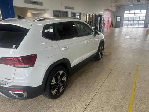 Used 2024 Volkswagen Taos SE AWD/4WD image 4