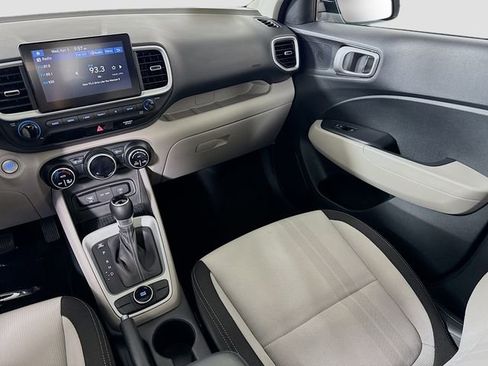 Used 2024 Hyundai Venue SEL image 24