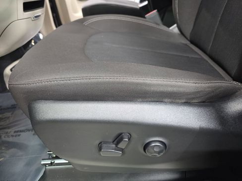 Used 2023 Chrysler Voyager LX image 28