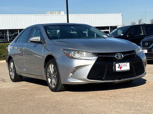 Used 2017 Toyota Camry SE image 2