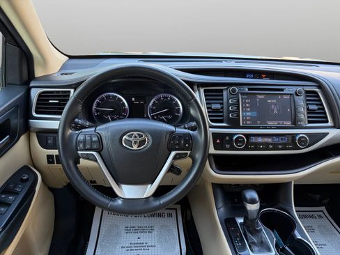 Used 2019 Toyota Highlander XLE AWD/4WD image 29