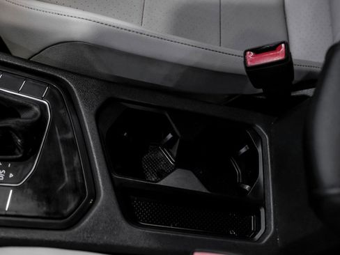 Used 2018 Volkswagen Tiguan SE image 28