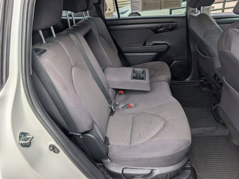 Used 2021 Toyota Highlander LE FWD image 5