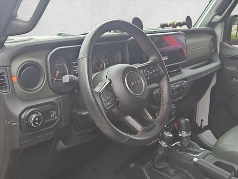Used 2024 Jeep Gladiator Mojave AWD/4WD image 10