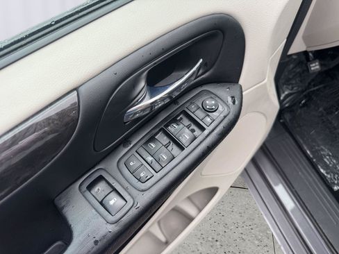 Used 2019 Dodge Grand Caravan SE w/ UConnect Hands-Free Group FWD image 25