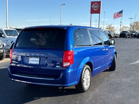 Used 2019 Dodge Grand Caravan SE image 3