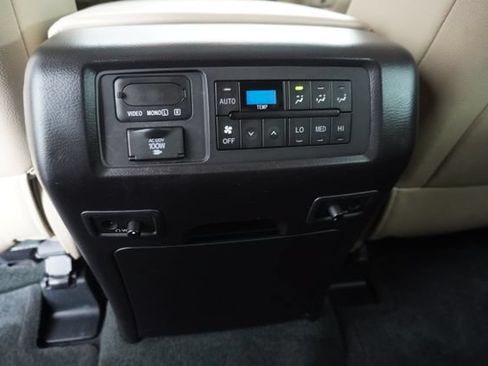 Used 2015 Toyota Sequoia Platinum RWD image 33