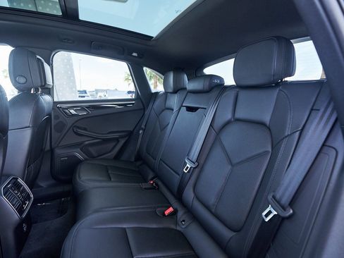 Used 2024 Porsche Macan image 31