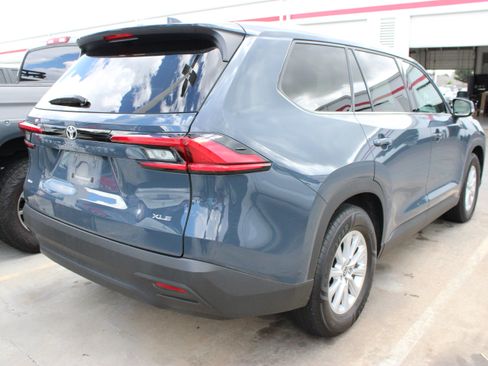 Used 2024 Toyota Grand Highlander AWD image 11