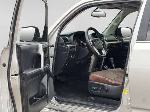 Used 2018 Toyota 4Runner Limited AWD/4WD image 9