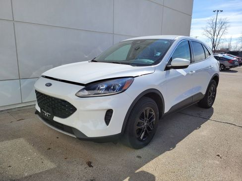 Used 2020 Ford Escape SE image 2