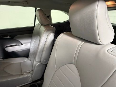 Used 2022 Toyota Highlander XLE image 35