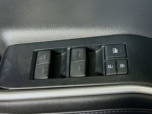 Used 2020 Toyota Highlander LE image 24