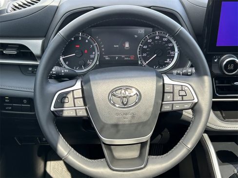 Certified 2024 Toyota Highlander XLE image 33