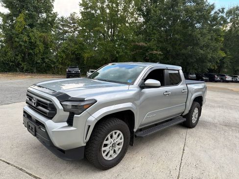 Used 2024 Toyota Tacoma SR5 AWD/4WD image 5