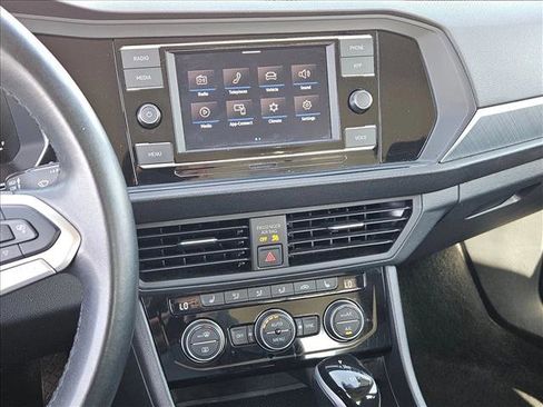 Used 2024 Volkswagen Jetta SE FWD image 19