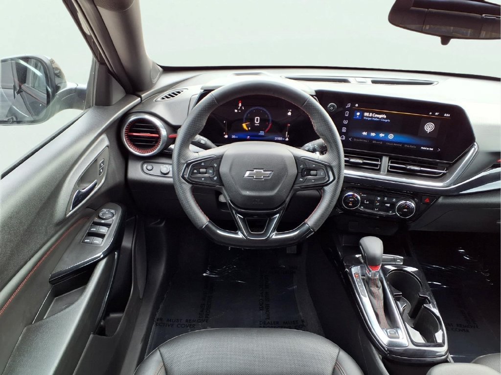 Used 2025 Chevrolet Trax RS FWD image 9