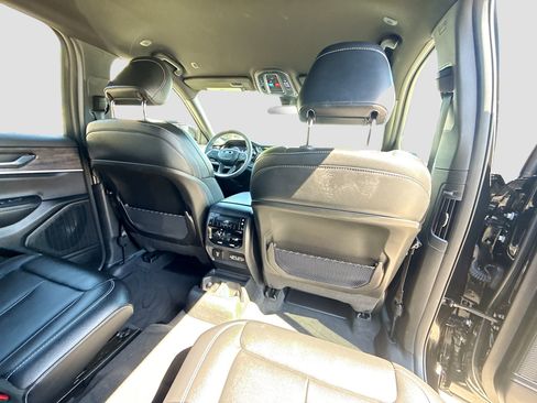 Used 2025 Jeep Grand Cherokee L Limited w/ Black Appearance Package image 31