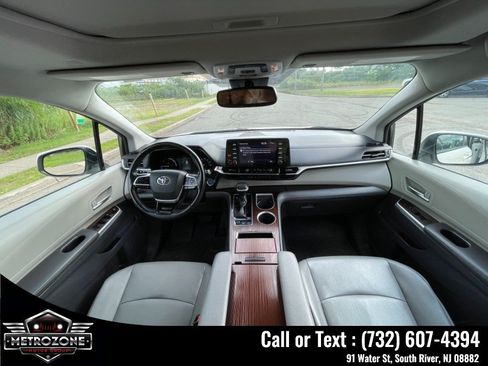Used 2021 Toyota Sienna XLE FWD image 18