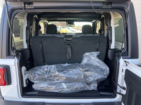 New 2026 Jeep Wrangler Rubicon w/ Xtreme 35 Tire Package image 23