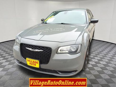 Used 2018 Chrysler 300 Touring w/ Sport Appearance Package image 16