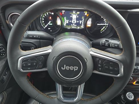 Used 2024 Jeep Wrangler Unlimited Sahara w/ Technology Group AWD/4WD image 8