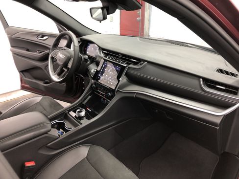 Used 2024 Jeep Grand Cherokee Altitude image 18