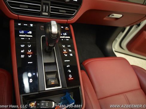 Used 2023 Porsche Macan AWD/4WD image 33