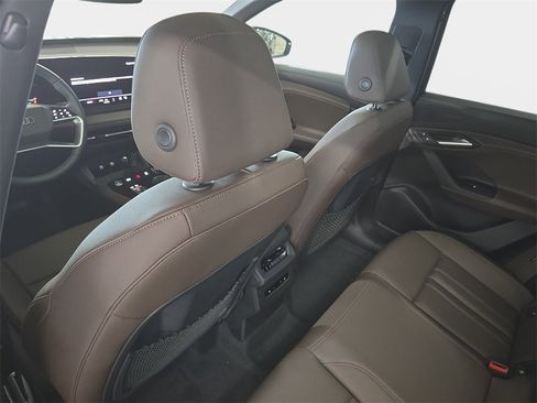 New 2025 Audi Q6 e-tron Premium image 9