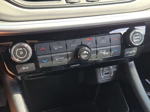 Certified 2025 Jeep Compass Limited AWD/4WD image 30
