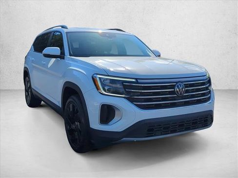 Used 2024 Volkswagen Atlas SE w/ Panoramic Sunroof Package FWD image 4
