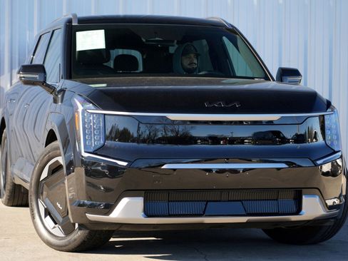 Used 2024 Kia EV9 Land image 4