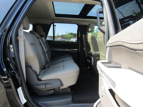 Used 2019 Ford Expedition Max XLT w/ Equipment Group 202A AWD/4WD image 18