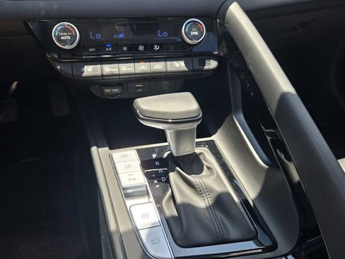 Certified 2024 Hyundai Elantra Limited FWD image 18
