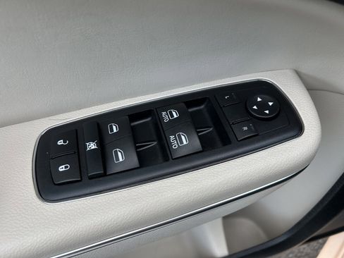 Used 2016 Chrysler 300 C image 59