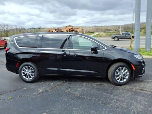 New 2026 Chrysler Pacifica Select image 2