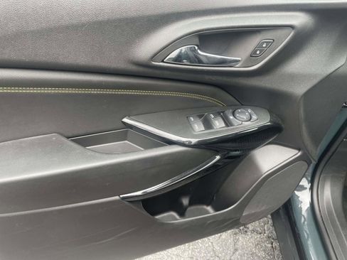 Used 2025 Chevrolet Trax LT FWD image 13