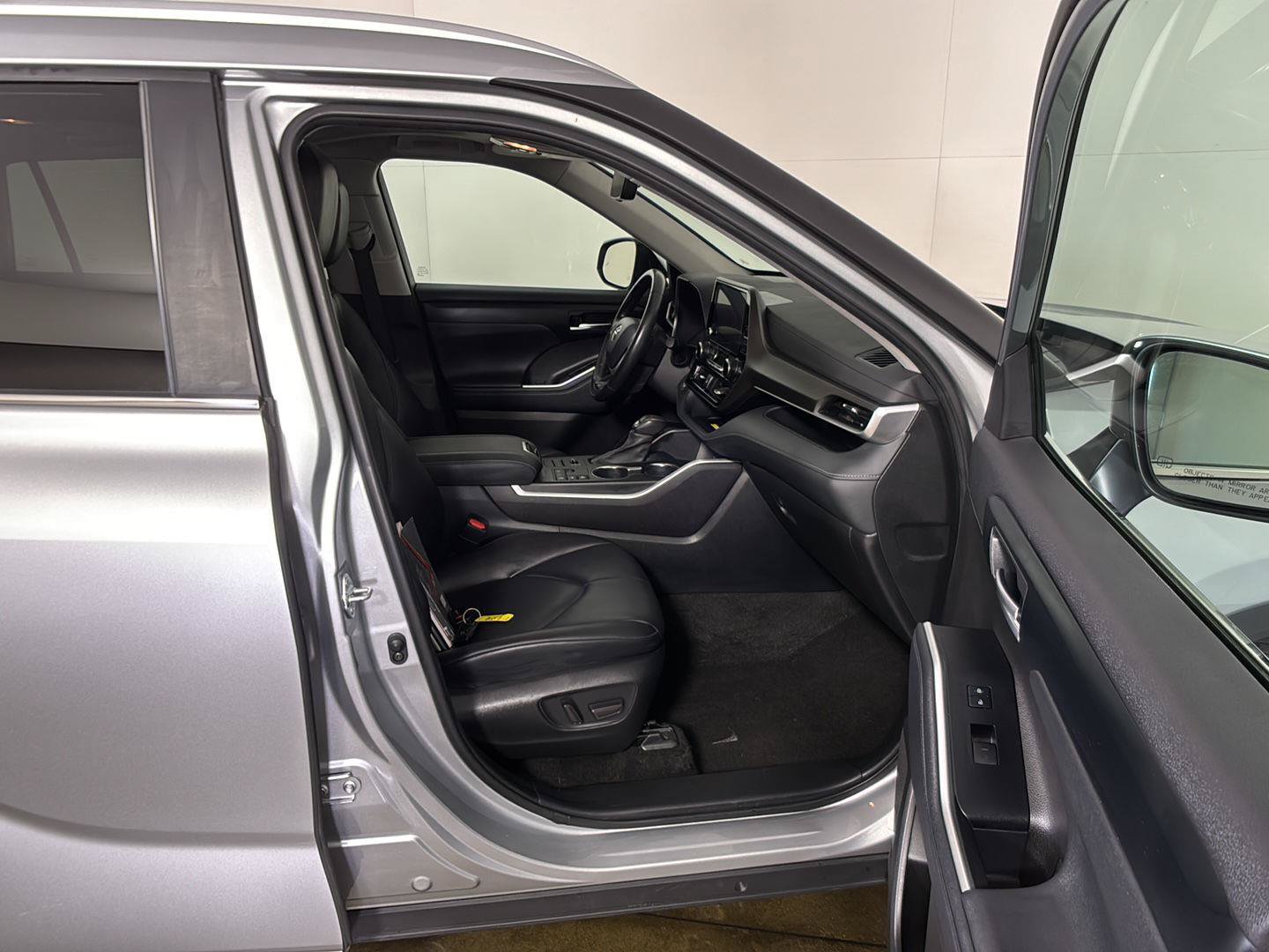 Used 2023 Toyota Highlander XLE AWD/4WD image 23