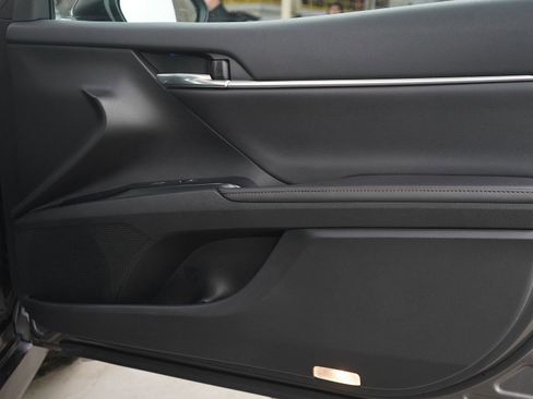 Used 2020 Toyota Camry XLE image 9