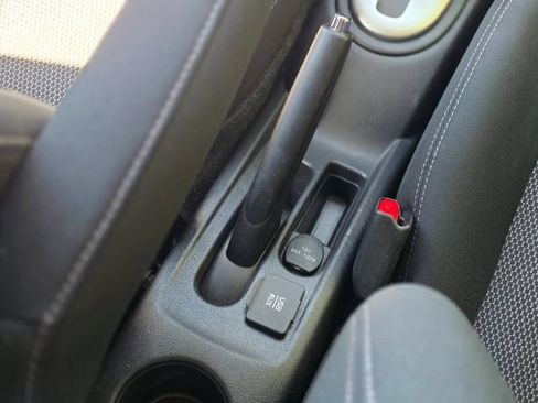 Used 2015 Nissan Versa SV FWD image 29