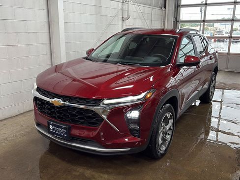 Used 2025 Chevrolet Trax LT w/ LT Convenience Package FWD image 36