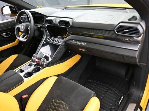 Used 2022 Lamborghini Urus image 32