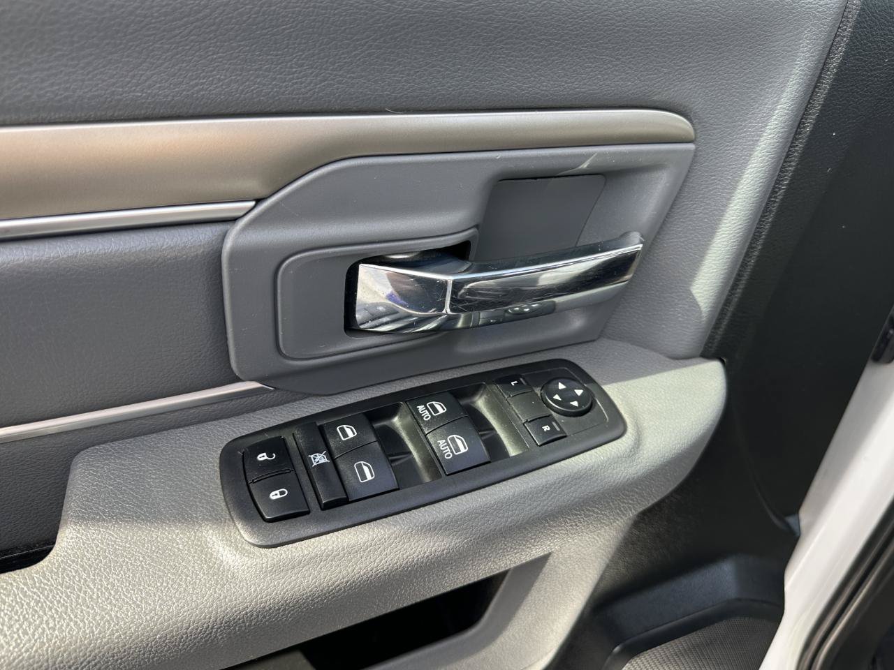 Used 2018 RAM 1500 SLT AWD/4WD image 23