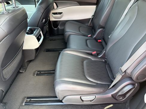 Used 2024 Kia Carnival LX FWD image 18