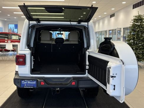 Used 2019 Jeep Wrangler Unlimited Sahara image 10