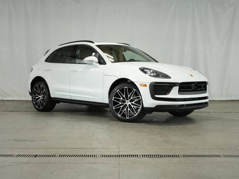 Certified 2025 Porsche Macan AWD/4WD image 9