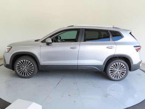 New 2025 Volkswagen Taos SE image 8